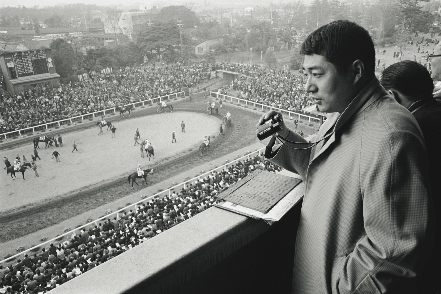中山競馬場のパドックを見つめる寺山修司　©BUNGEISHUNJU
