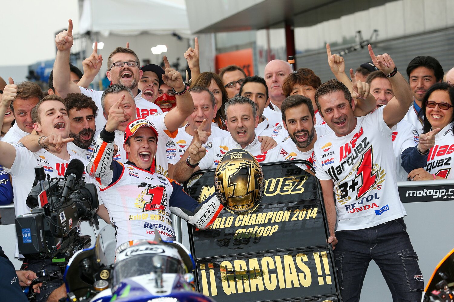 日本GPで初タイトルを獲得し、チームとともに喜ぶマルケス ©Satoshi Endo