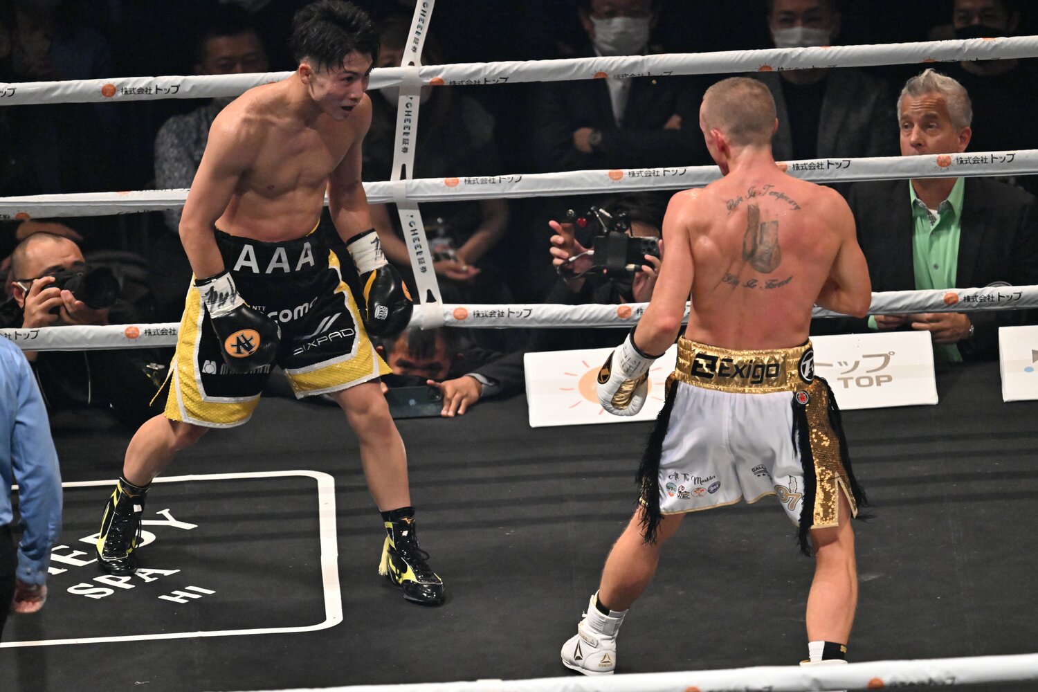 バトラーが仕掛けてこないため、ノーガードでパンチを誘った井上。そこから一転、攻撃を仕掛ける（これ以降の展開はクリックするとご覧になれます）　©Naoya Sanuki