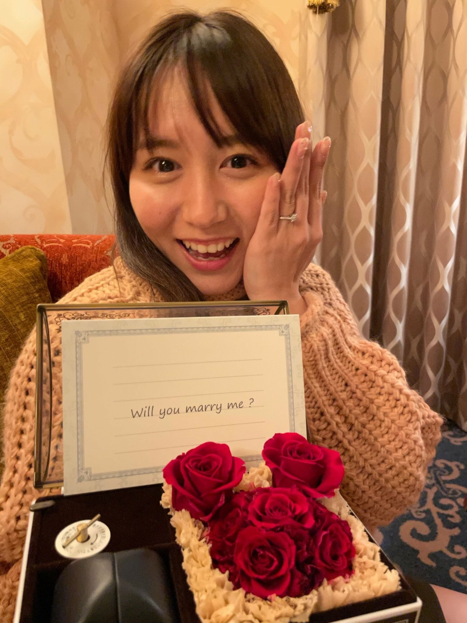 「本当は園内でプロポーズされたかったんですけど、それは主人がさすがに恥ずかしかったらしく、隣接するホテルミラコスタで…」 （写真=本人提供）