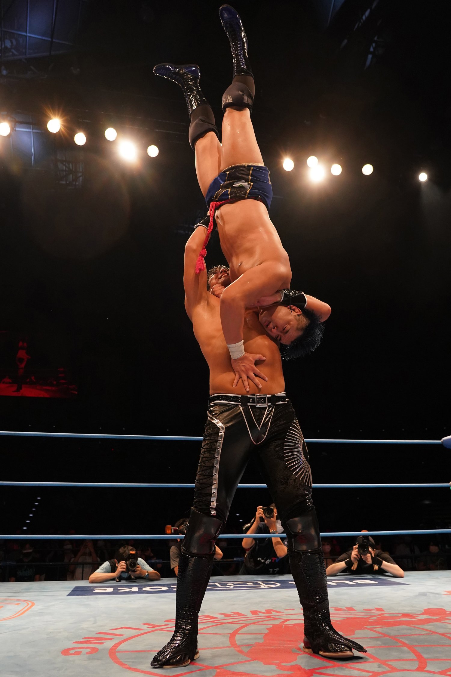 三冠戦にて青柳優馬に垂直落下式ブレーンバスターを仕掛けるジェイク・リー