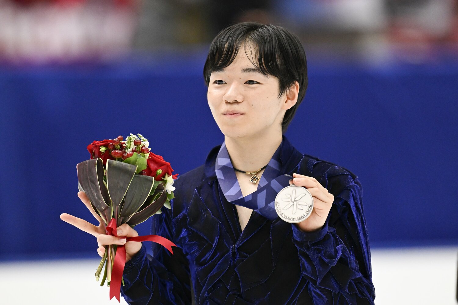 全日本選手権、表彰式で銀メダルをもつ鍵山　©︎Asami Enomoto