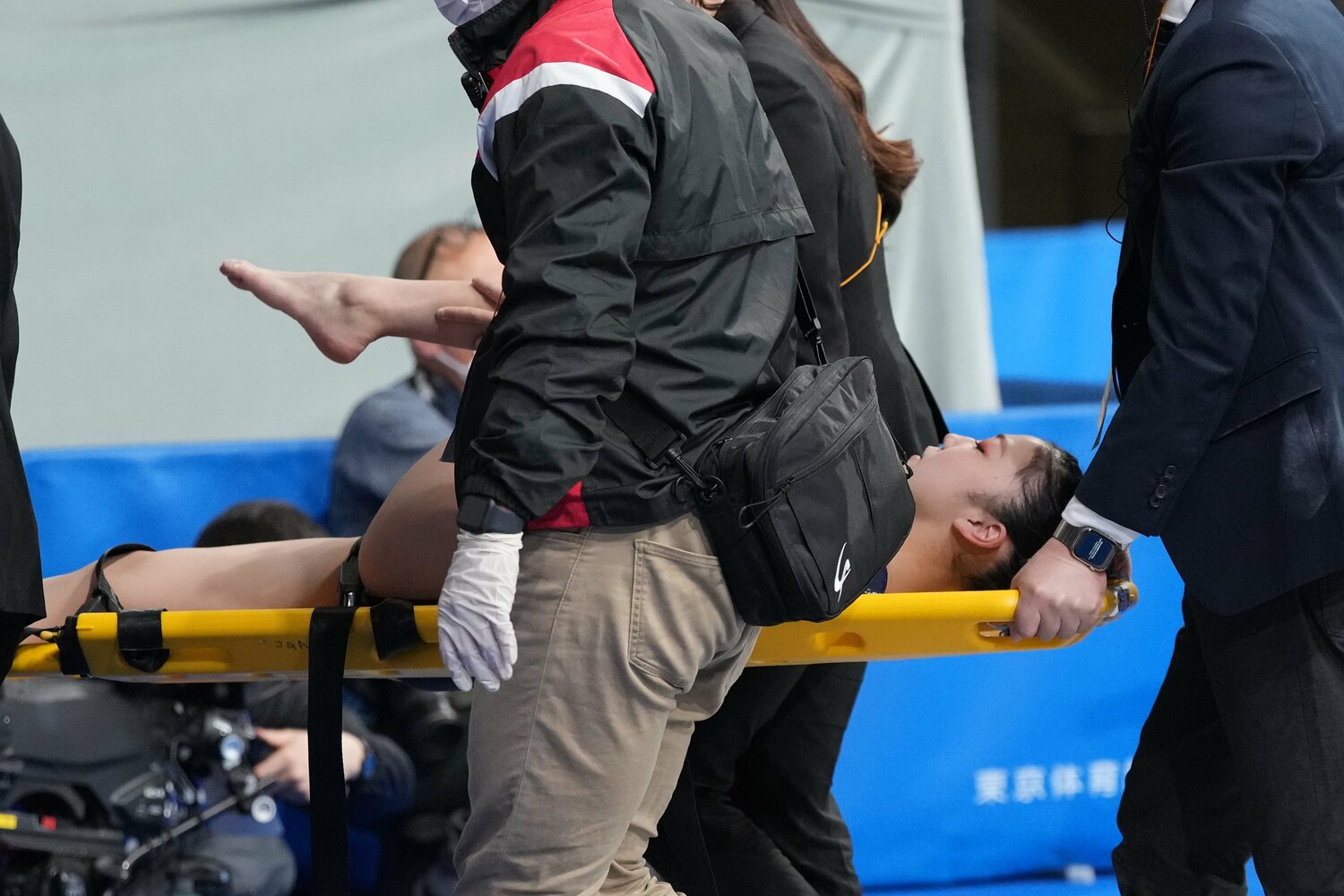 14歳の山口幸空は平均台の着地に失敗。自力では動けず、担架で運ばれ棄権となった ©Getty Images