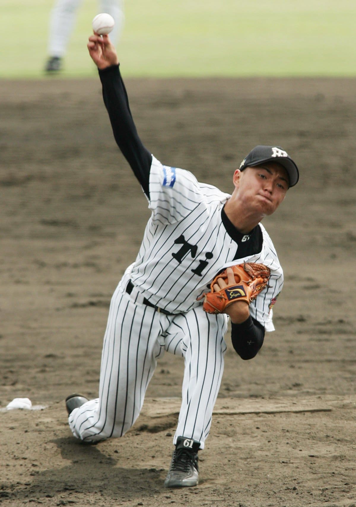 長い腕を豪快に振り下ろす辻本賢人の投球フォーム　©JIJI PRESS