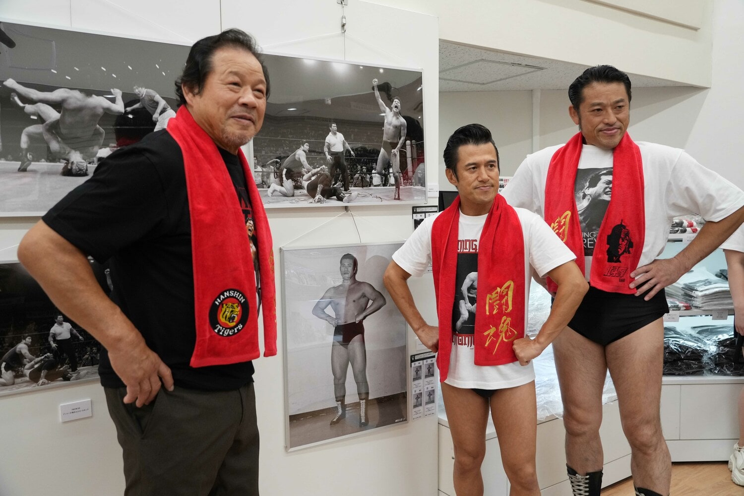 猪木の写真パネルの前で記念写真に納まる藤波辰爾、アントニオ小猪木、アントキの猪木
