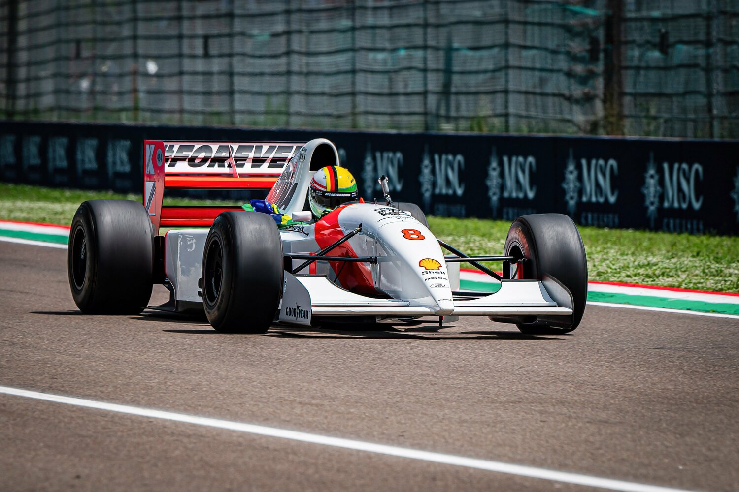 ベッテルによるMP4 /8でのトリビュートラップ。ヘルメットはセナのブラジル、ラッツェンバーガーのオーストリア、本人のドイツと、それぞれの国旗がデザインされていた　©Getty Images