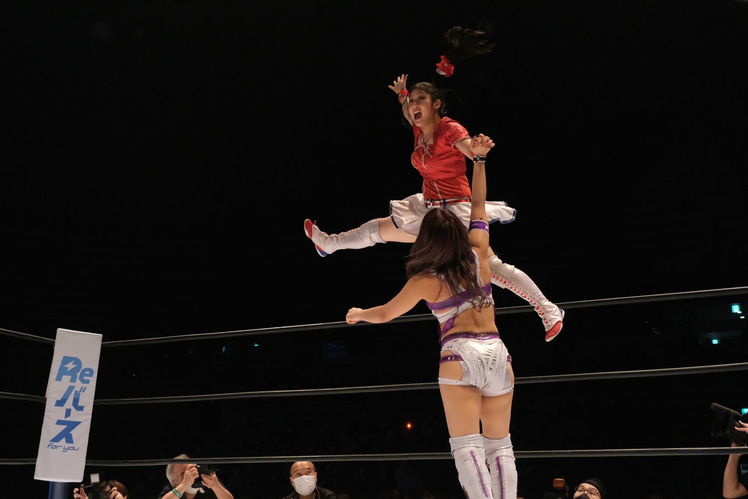 メイの代名詞でもあるジャンプ。とにかく跳ね回り、動きまくる