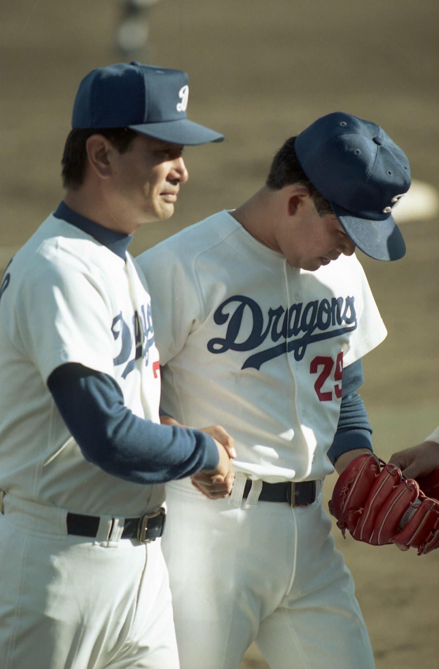 現役最後の登板を終え星野仙一と握手する鈴木孝政 ©Sankei Shimbun