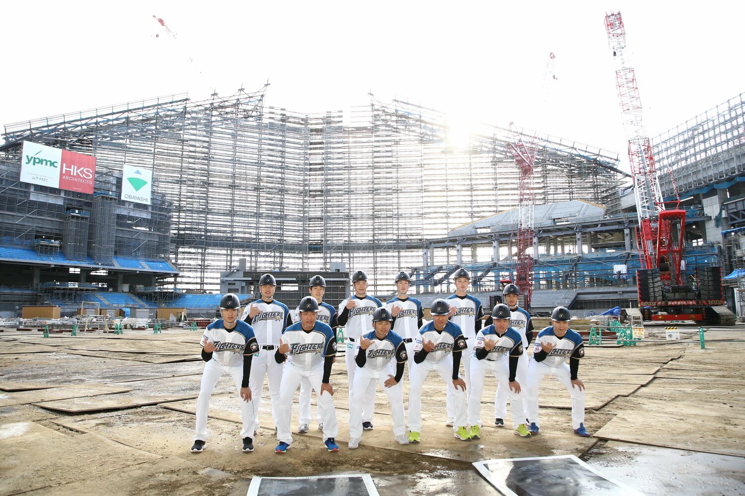 昨年12月には新入団選手が建設中の新球場内で記念撮影　©JIJI PRESS