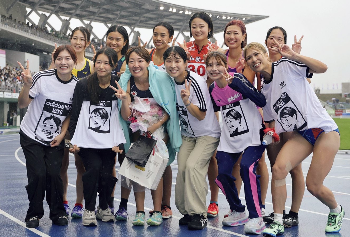 10月の国民スポーツ大会ではレース後に後輩たちが寺田を囲んだ KYODO