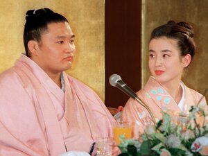 1992年11月27日、婚約発表会見に臨む貴花田と宮沢りえ（東京都千代田区・ホテルニューオータニ）