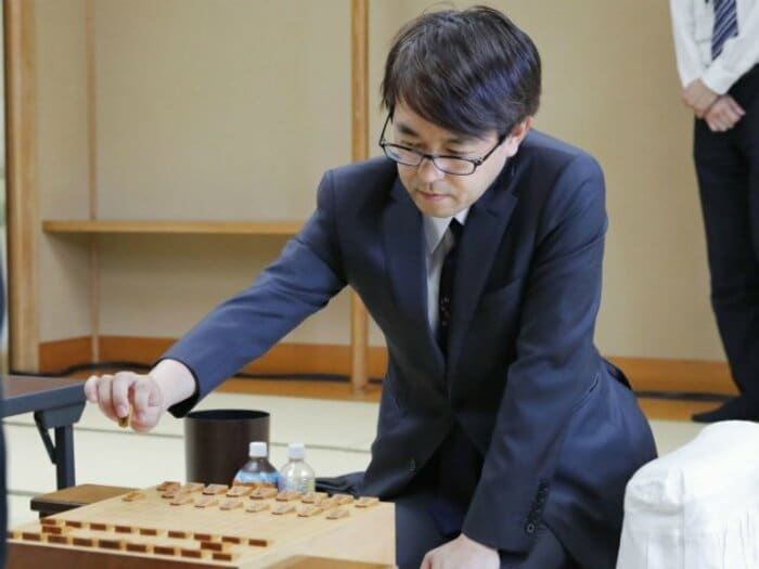 羽生善治九段、前人未到のタイトル100期へ。竜王戦挑決、最終盤の「手の震え」は出るか？＜Number Web＞ photograph by KYODO