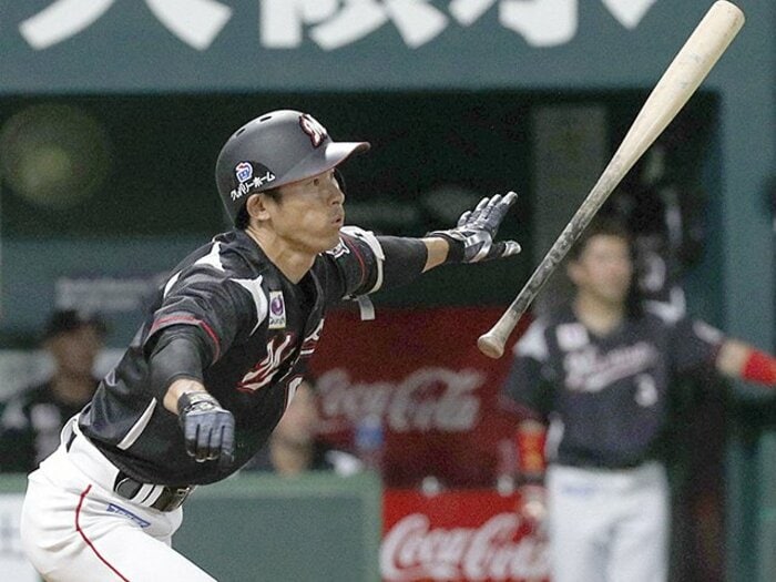ロッテ荻野貴司と迷い込んだ少年。リハビリ中でもプロフェッショナル。＜Number Web＞ photograph by Kyodo News