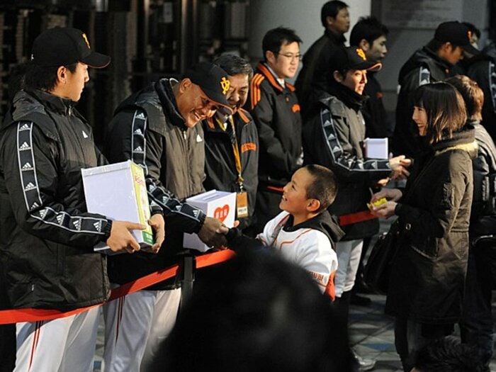巨人ファンを襲った開幕騒動。それでも揺るがぬ“ジャイアンツ愛”。<Number Web> photograph by NIKKAN SPORTS