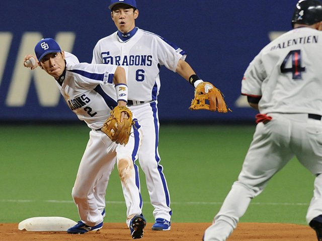 最も非力な2000本男の“本業”。荒木雅博、守備記録の上位を独占!? - プロ野球 - Number Web - ナンバー