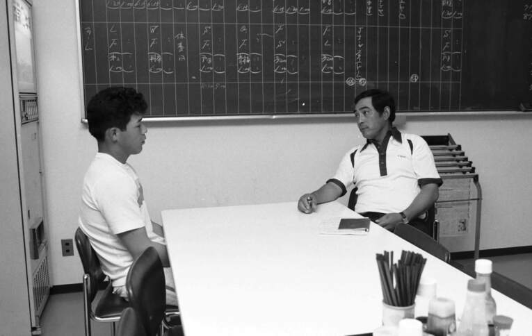 日本ハム2軍密着（1988年）。今日の練習について注意を与える基満男コーチ　©BUNGEISHUNJU