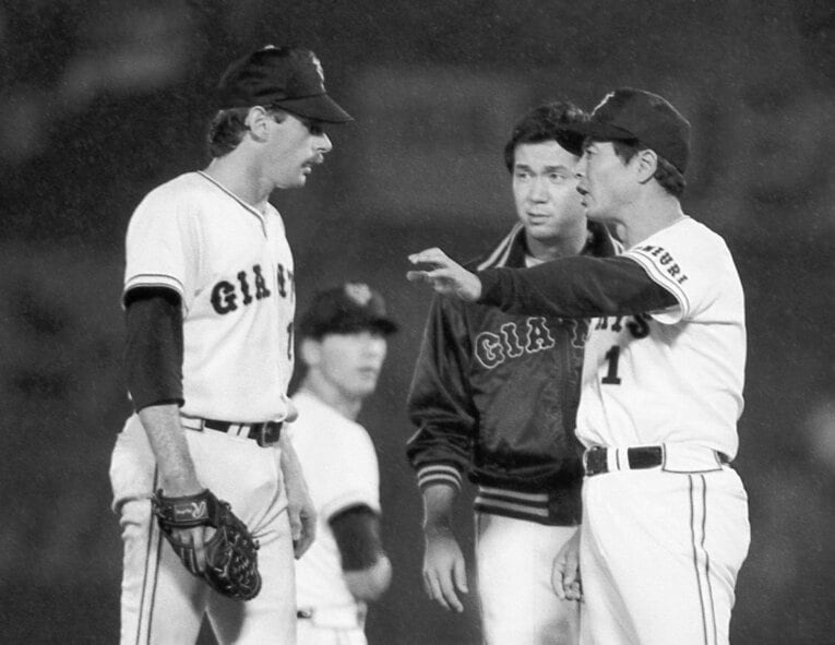 1985年、来日1年目の巨人・カムストック。王貞治監督からアドバイスを受ける姿　©Sankei Shimbun