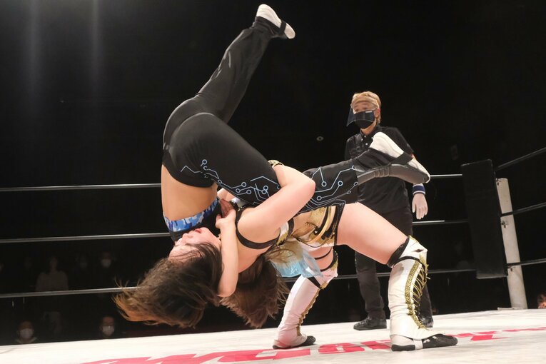 サイコロで勝敗が決まる？ 人気団体が “脱プロレス”で見せる女優たちのチャレンジとは…エース青野未来「エンタメだけど闘いがある」(70)