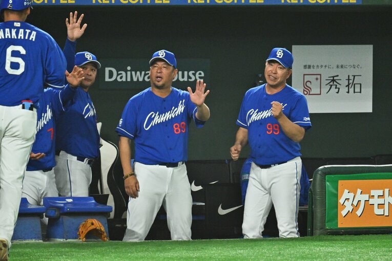 中田翔がホームランを打ち、ベンチでハイタッチをする井上監督（4月22日撮影）　©Hideki Sugiyama