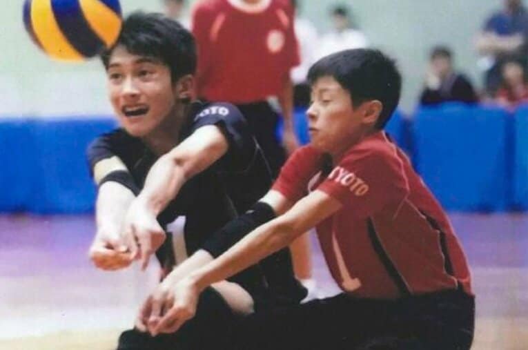 兄・塁（左）を追ってバレーボールを始めた髙橋藍（事務所提供）