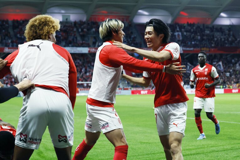 「地獄です」伊東純也も中村敬斗もボウ然の降格…激怒サポがシート投げ込み「中村には引き抜き報道」日本代表戦前に残酷なリアル(12)