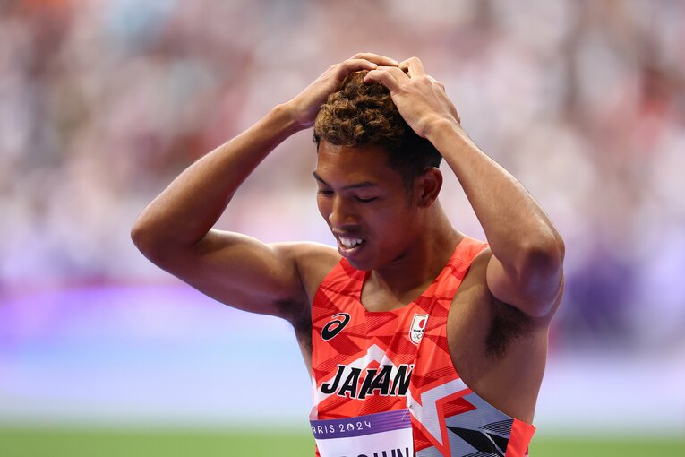 自己ベスト＆9秒台でも準決勝敗退に終わり、頭を抱えるサニブラウン　©︎Ryosuke Menju/JMPA