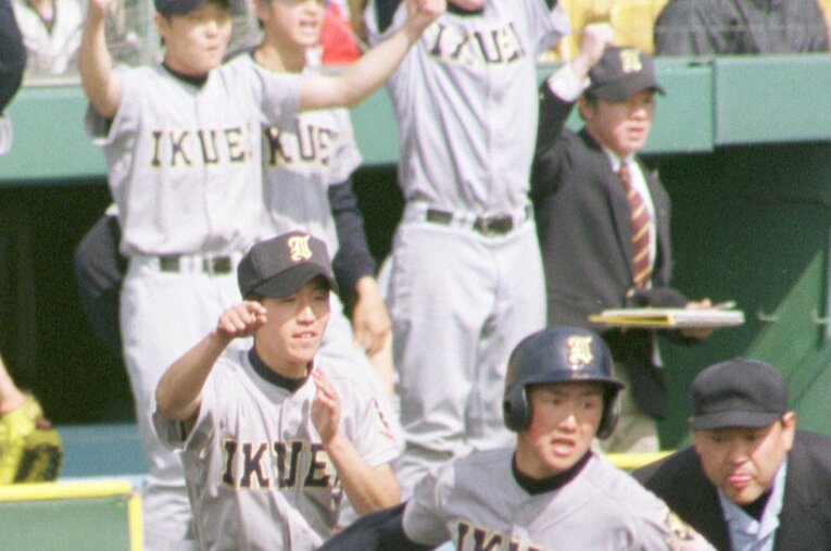 自身の高3時、春のセンバツには記録員として参加した仙台育英の須江航監督。後方ベンチ内、右端が須江　©NIKKAN SPORTS