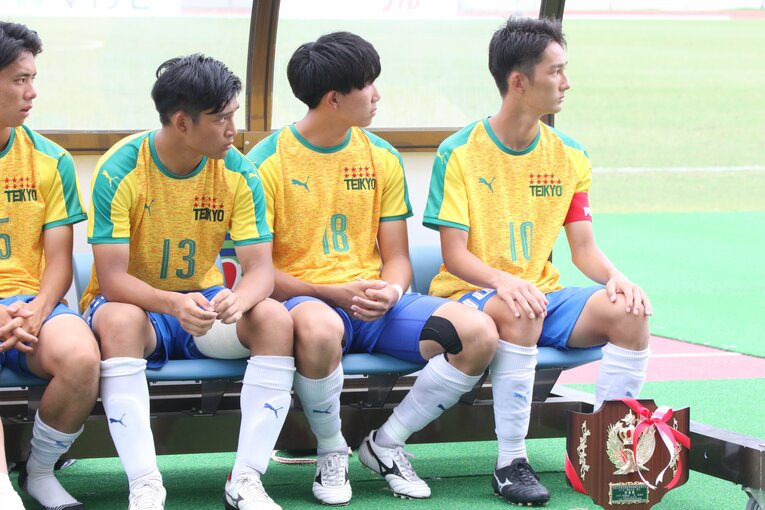 優勝した前橋育英の表彰式を悔しい表情で見つめる帝京イレブン　©︎Takahito Ando