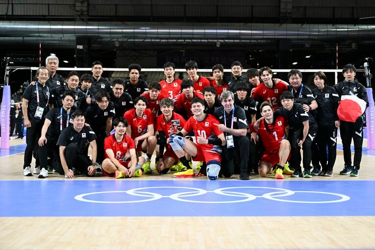 パリ五輪イタリア戦後にスタッフも含めた全員でおさまった奇跡の集合写真。ブラン監督の右後ろが小川、その左が山本　©︎Asami Enomoto/JMPA