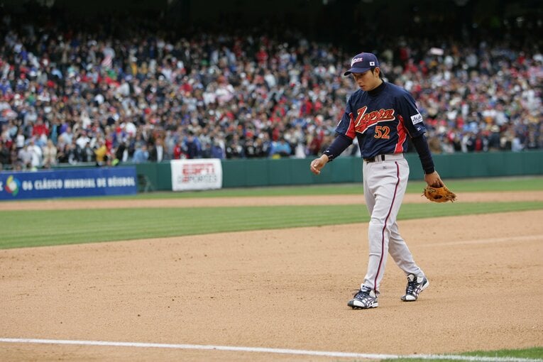 2006年WBC第2ラウンド、日本対アメリカ戦。サヨナラ負けを喫し、引き上げる　©Naoya Sanuki