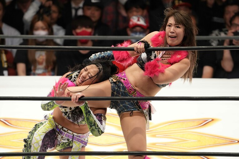 野崎渚を攻める桜井麻衣　©Masashi Hara