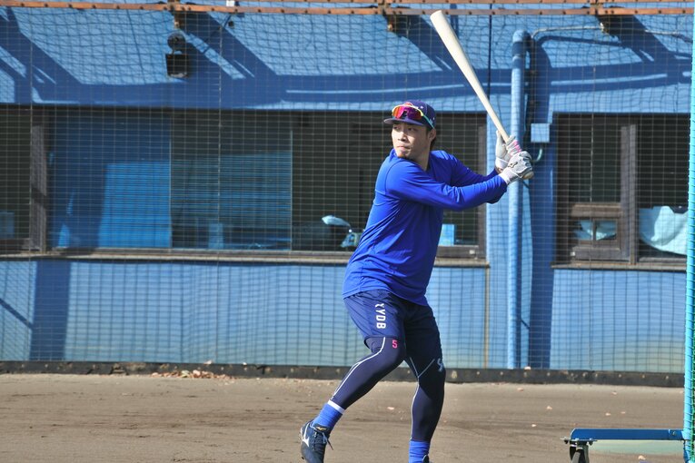 今年2月、平塚球場で練習する倉本　©Kyozo Hibino