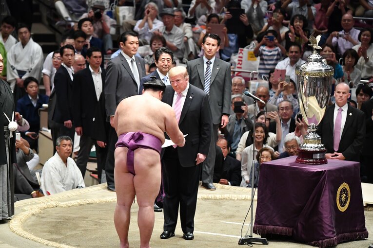 2019年夏場所で初優勝を果たした朝乃山。トランプ大統領（当時）からアメリカ合衆国杯を授与される　©JMPA