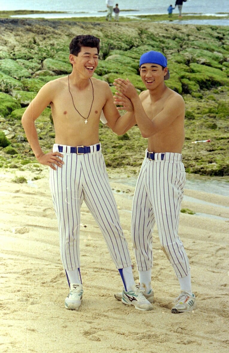 1994年の春季キャンプ、練習後海岸でふざけ合う三浦大輔（左）と渡部高史投手　©Sankei Shimbun