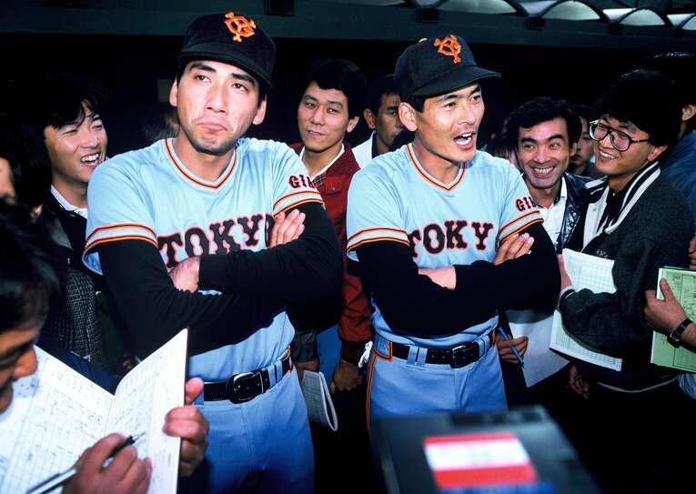 1987年の日本シリーズ第1戦、駒田徳広は中畑清と並んで取材に応じる　©Makoto Kenmizaki