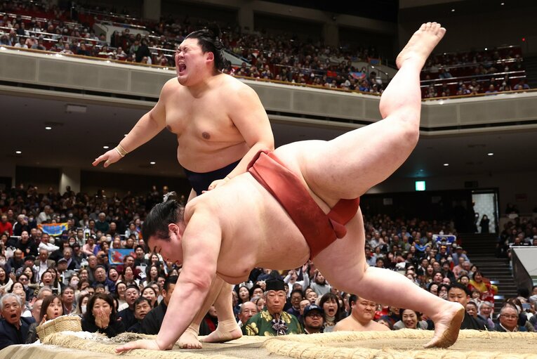 初場所10日目。取り直しの取組で、熱海富士に押し出しで敗れた横綱大の里。3連敗を喫した　©JIJI PRESS