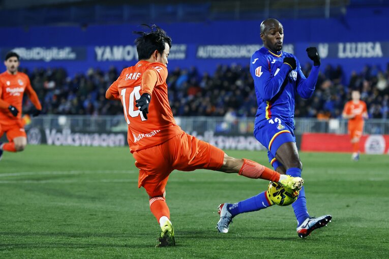 「バモーース！！」久保建英“劇的アシスト”に味方GKが敵陣ゴール付近まで…仲間は絶叫、新監督からハグ「ガッツと勝利の欲求」が窮地ソシエダを救う(7)