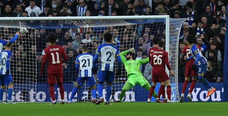 三笘のスーパーゴール（3／3枚）。リバプールのブラジル代表GKアリソンもノーチャンス。ゴール左上に決まる　©Getty Images