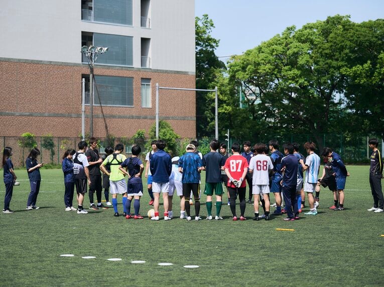 練習前、選手たちに言葉をかける林監督　©︎Yuki Suenaga