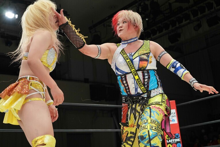 ビクトリア弓月に張り手を見舞う高橋奈七永　©Essei Hara