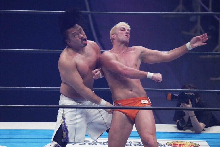 ザック・セイバーJr.のエルボースマッシュに後藤洋央紀の顔面が歪む　©Essei Hara