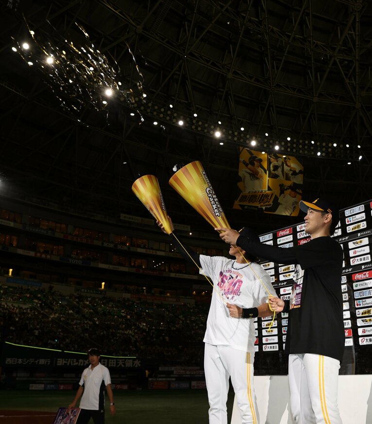 この日通算1500安打を放った柳田悠岐とともに　©JIJI PRESS