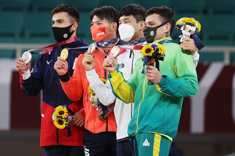 藤井裕子監督のもとで銅メダルを獲得したカルグニン（右端） ／ photograph by JIJI PRESS