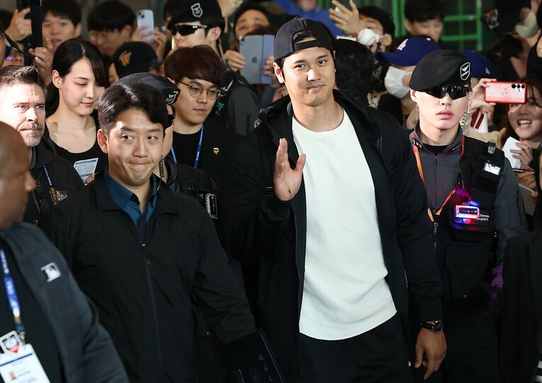 韓国の空港での出迎えに手を振って応える大谷　©AFLO