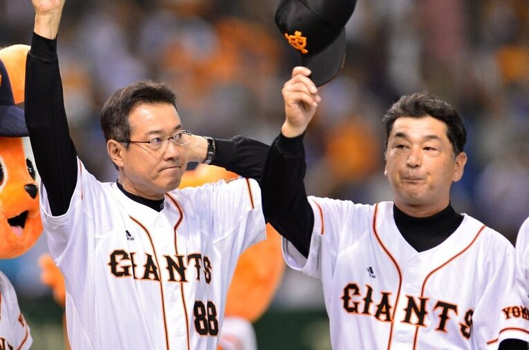 2011年から2シーズン、巨人ヘッドコーチとして原辰徳を支えた岡崎郁（右） ／ photograph by Sankei Shimbun