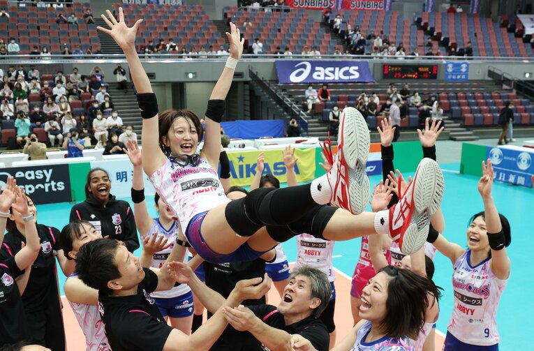 PFUブルーキャッツ時代、黒鷲旗で初優勝を果たして胴上げされる鍋谷さん（2023年5月）　©︎JIJI PRESS