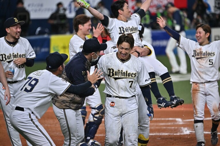 歓喜のシャワーにびしょ濡れの吉田　©︎Hideki Sugiyama