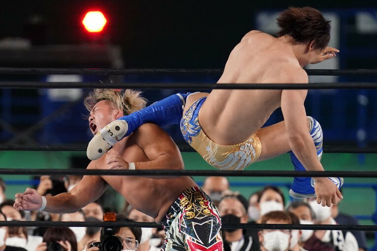 復帰戦にて、棚橋にキックを見舞う飯伏