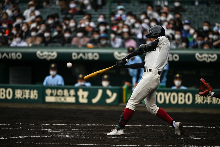 センバツ決勝、弾丸ライナーの本塁打を放った松尾　©Nanae Suzuki