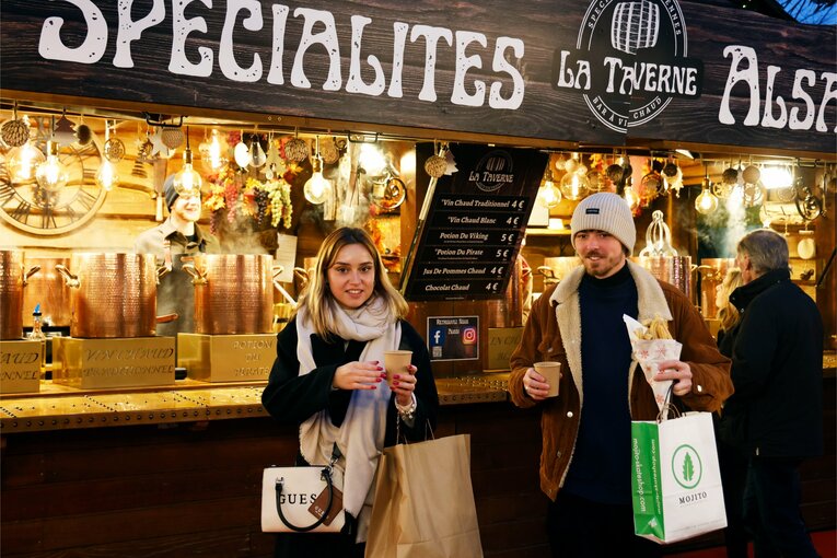 クリスマスマーケットでは、ホットワイン屋さんにも列ができていた　©Daisuke Nakashima